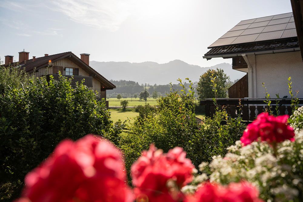 Balkon mit traumhaftem Bergblick – dein Lieblingsplatz im Allgäu Balkon der Ferienwohnung Martin in Altstädten mit Blick auf die Allgäuer Alpen