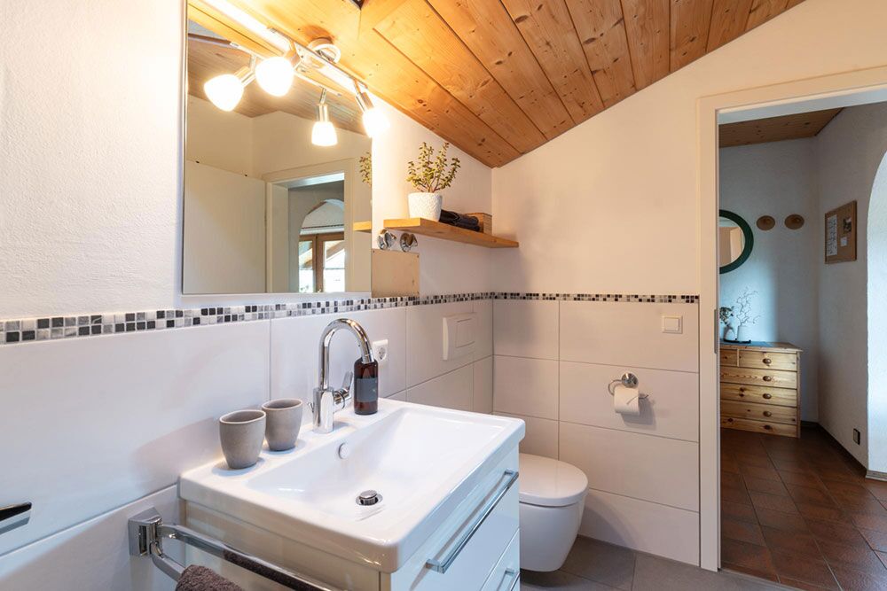 Modernes Bad mit Dusche – stilvoll & frisch Helles, modernes Badezimmer der Ferienwohnung Martin mit Dusche und Handtüchern