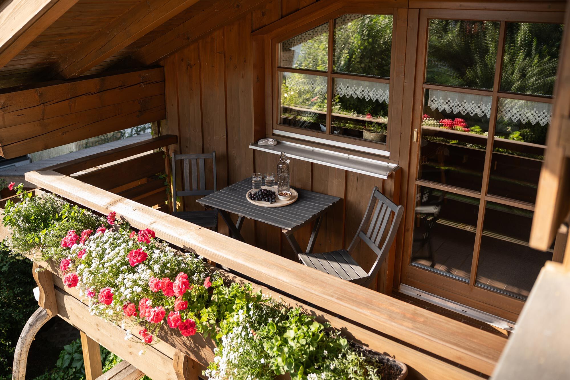 Balkon der Ferienwohnung Martin bei Sonnenuntergang mit warmem Licht