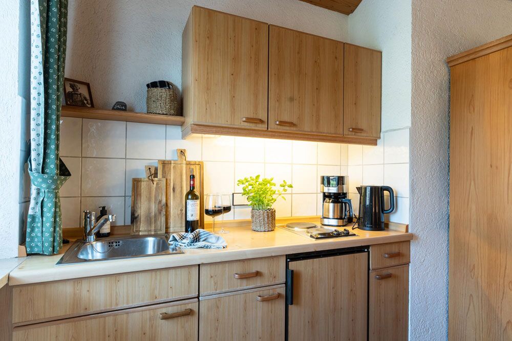 Praktische Küche mit allem, was du brauchst Komplett ausgestattete Küche der Ferienwohnung Martin mit Kaffeemaschine und Herd